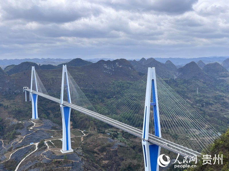 从天空之桥服务区内观景台看到的平塘特大桥。人民网 陈洁泉摄